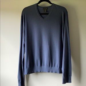 Men’s V-neck sweater